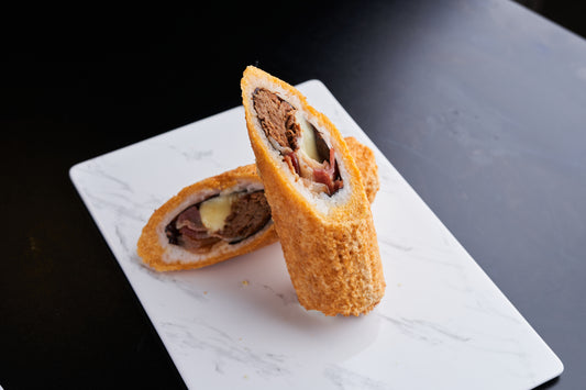 Handroll mechada, queso mantecoso y tocino laminado